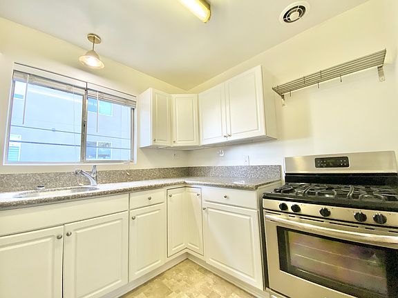 5th image of 1433 N Hayworth Ave #16