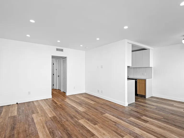 1563 Gordon St — Photo 9