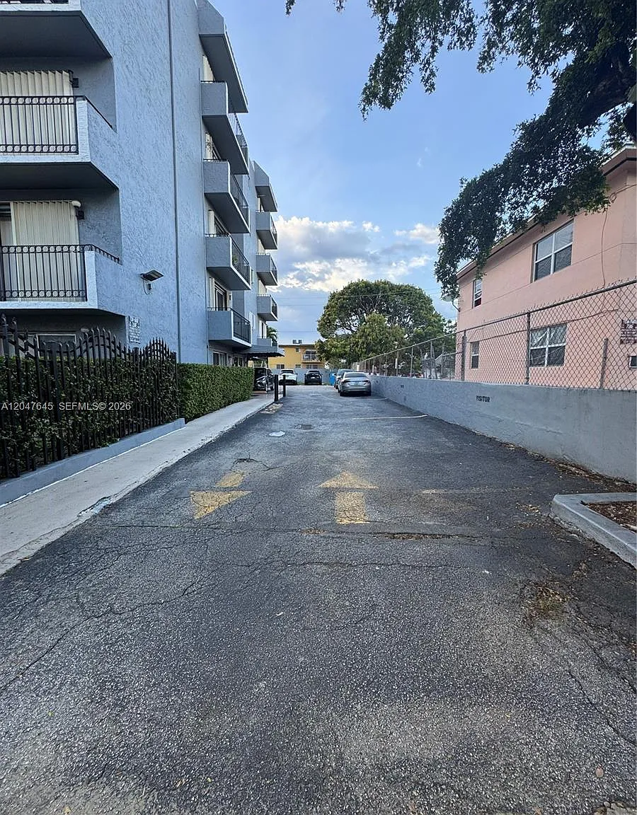 El Prado Condo — Photo 4