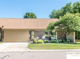 2327 Rochelle Park Dr, Rochester, MI 48309