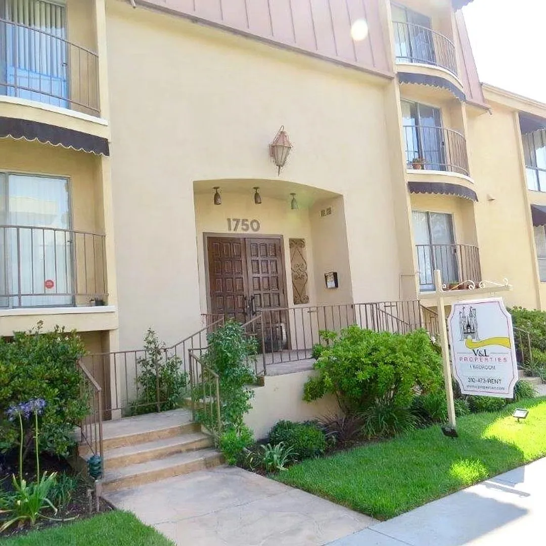 Building Photo - 1750 S Bentley Ave #104