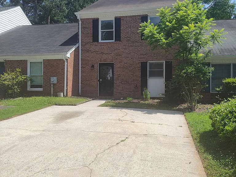 415 Williamsburg Way — Photo 1