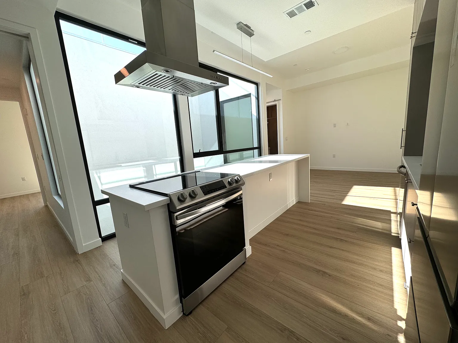 2 bed, 900 sqft, $3,500 — Photo 4