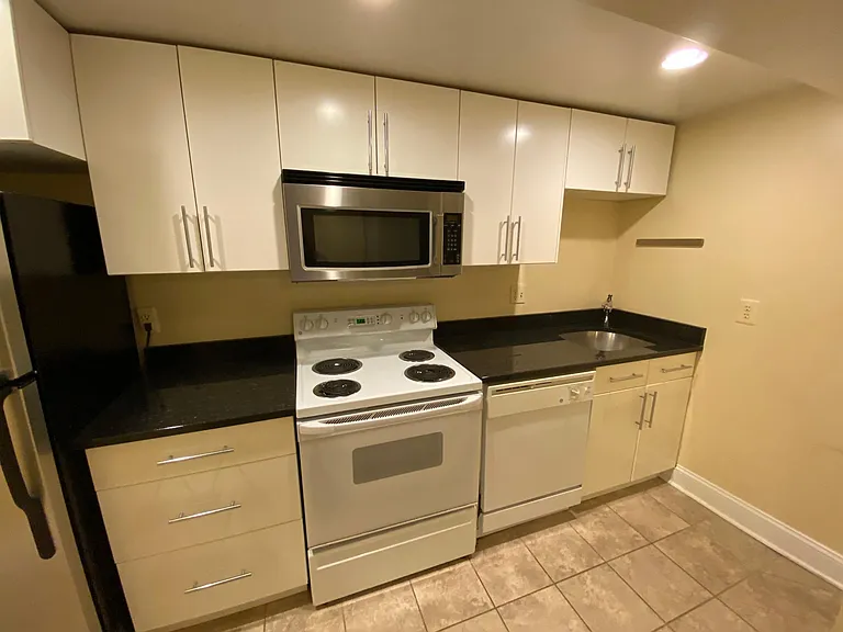 134 12th St NE #2 — Photo 9