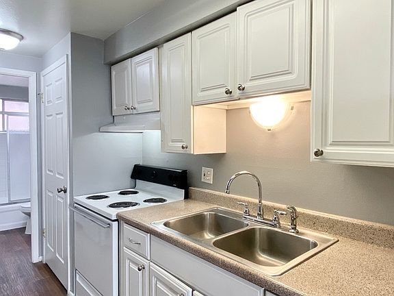 4th image of 840 N Cherry St #102