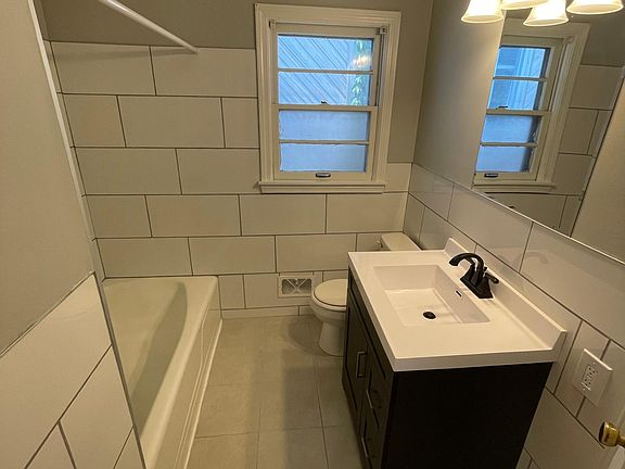 Upstairs full bathroom