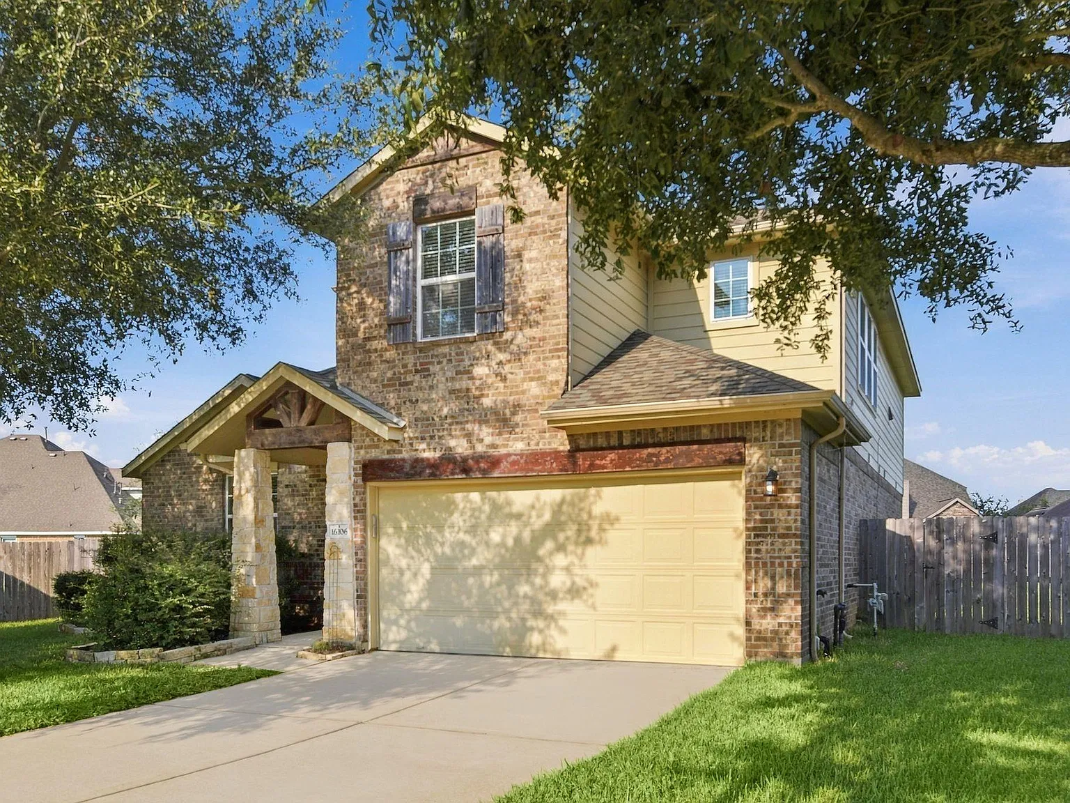 4 bed, 2.5 bath, 2652 sqft, $2,500 — Photo 2