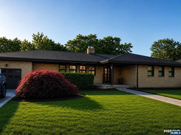 21 Geranium Pl, Wallington, NJ 07057