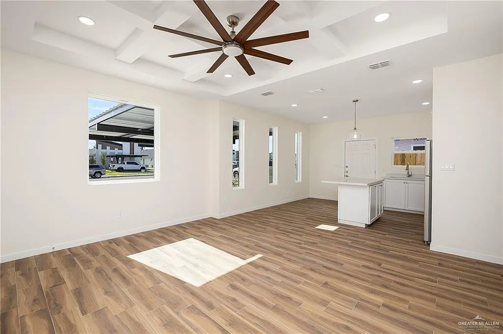 3 bed, 2.0 bath, 1050 sqft, $1,350 — Photo 3