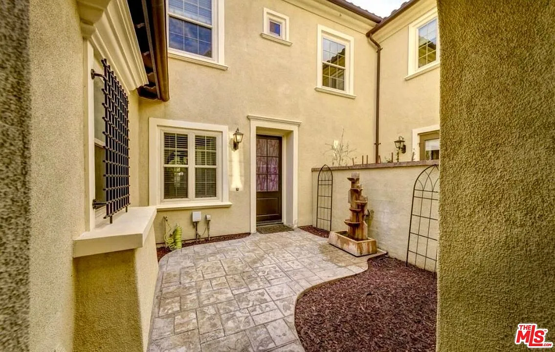 3 bed, 3.0 bath, 1808 sqft, $5,500 — Photo 2