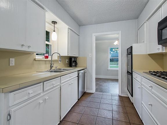5th image of 566 Marcus Dr