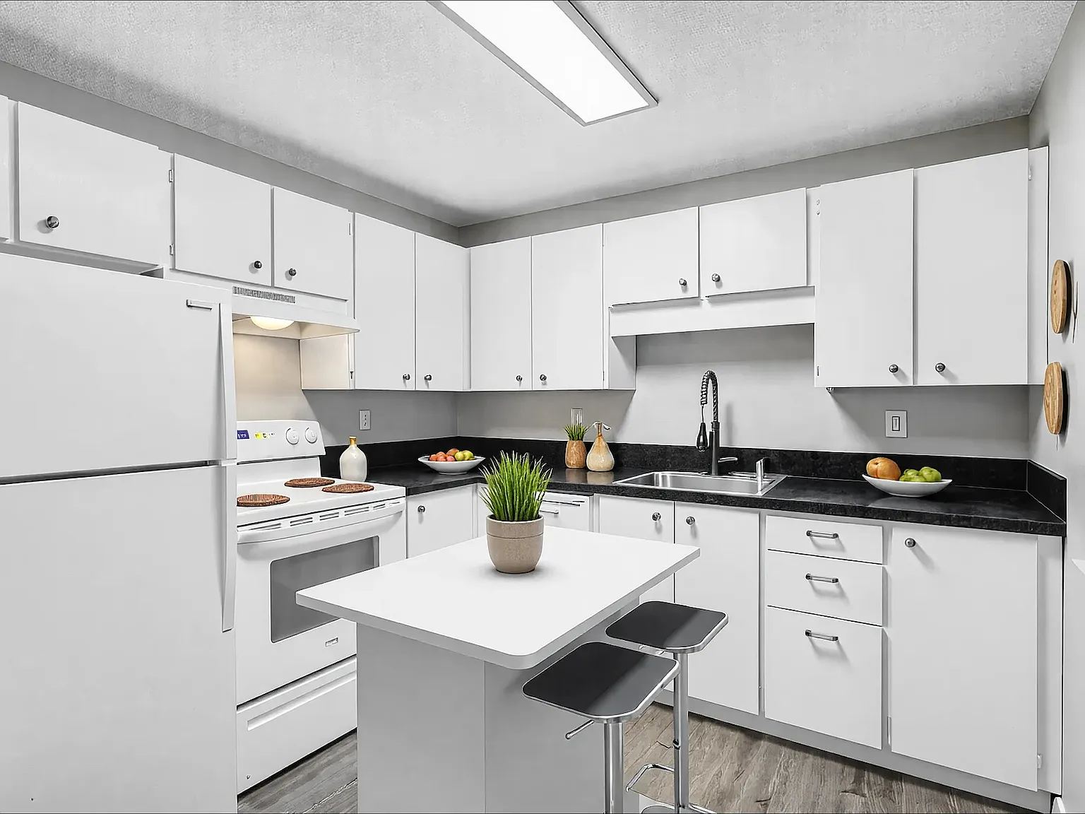 Lindbrook Apartments — Photo 2