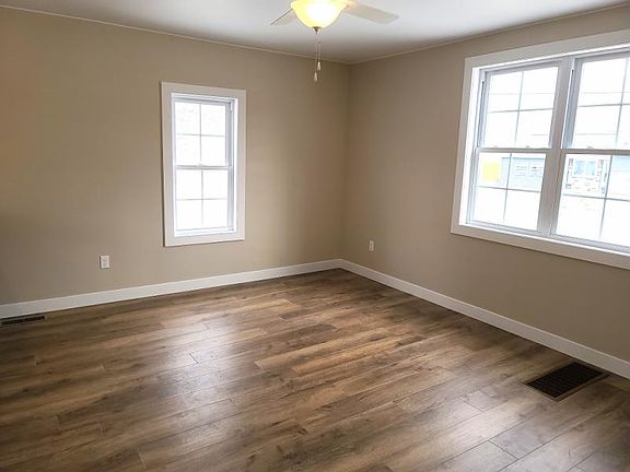 5th image of 869 E Main St