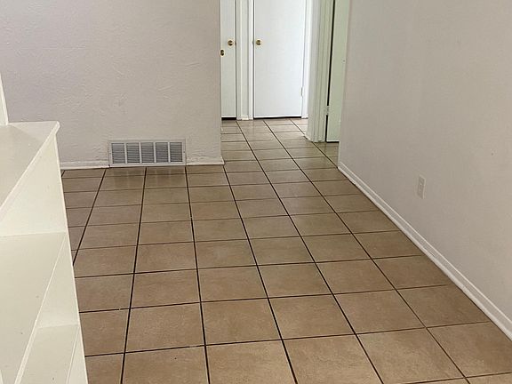 3rd image of 1901 Hillcrest Dr