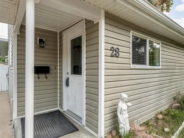 28 S 8th St SW, Medicine Hat, AB T1A 4L3