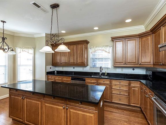 5th image of 200 Castlehill Dr