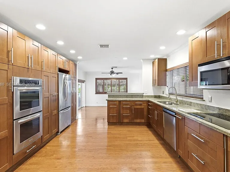 10227 SW 49th Ct — Photo 2