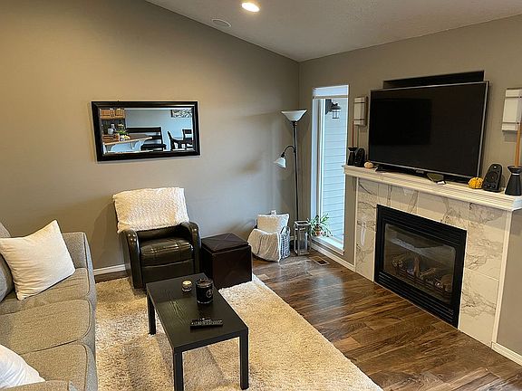 3rd image of 1031 W Tapestry Dr
