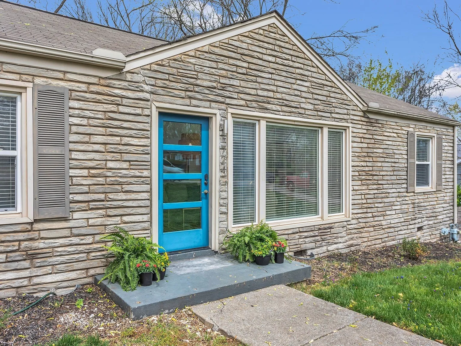 3 bed, 1393 sqft, $2,440 — Photo 2