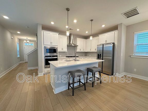 5th image of 651 Blueway Ave