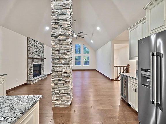 3rd image of 104 Lantern Ct