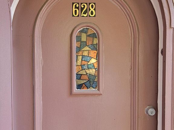 2nd image of 628 N Sycamore Ave