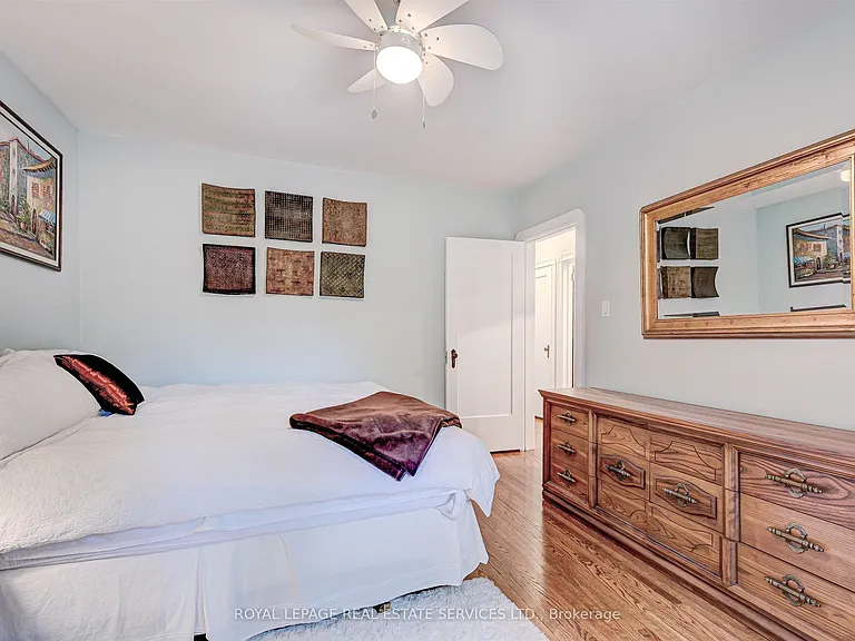 884 Royal York Rd — Photo 16