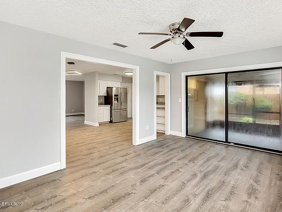 4th image of 1205 Westlawn Dr