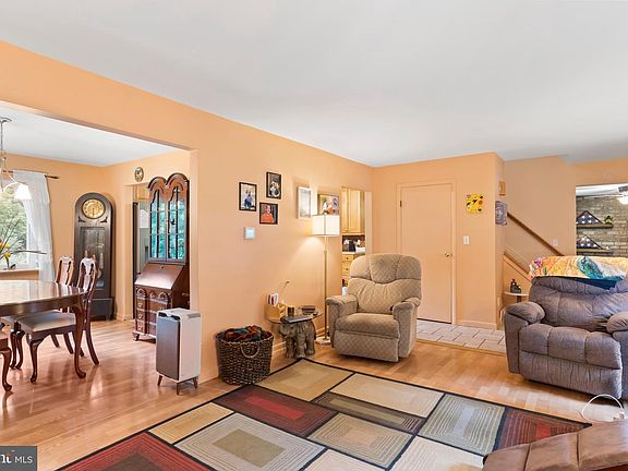 5th image of 109 Yellow Breeches Dr