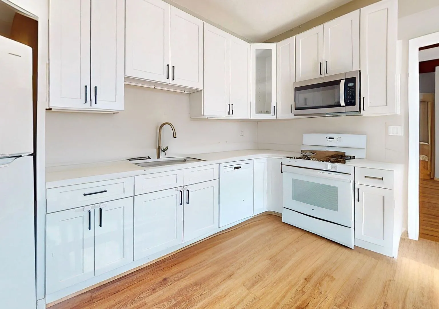 Renovated Kitchen, Amazing location! 4 bed 2 Bath — Photo 2
