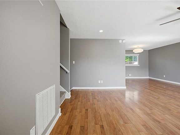 4th image of 421 Cronin Rd