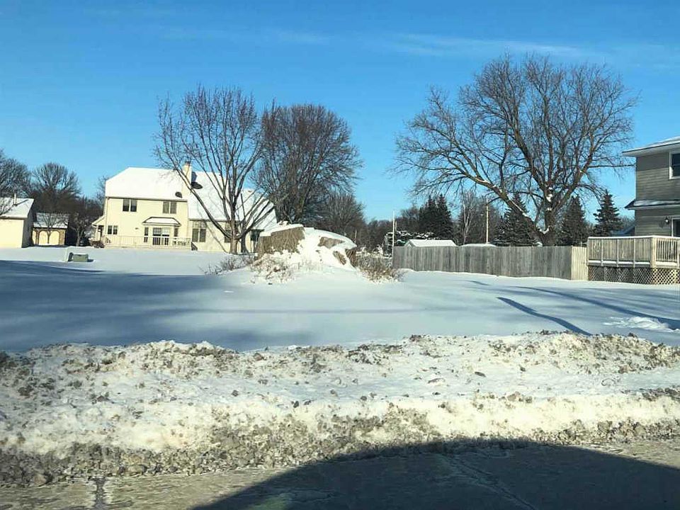 2nd image of 715 E Allouez Ave