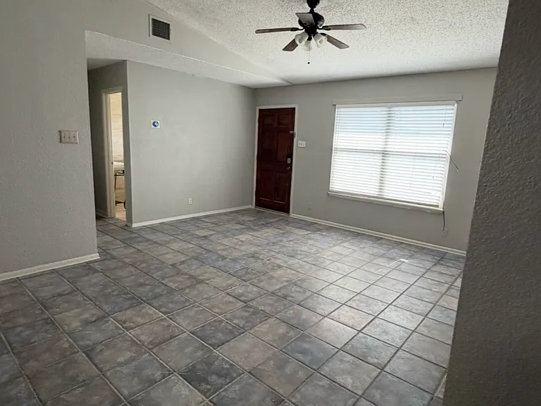3914 Bremen St — Photo 3
