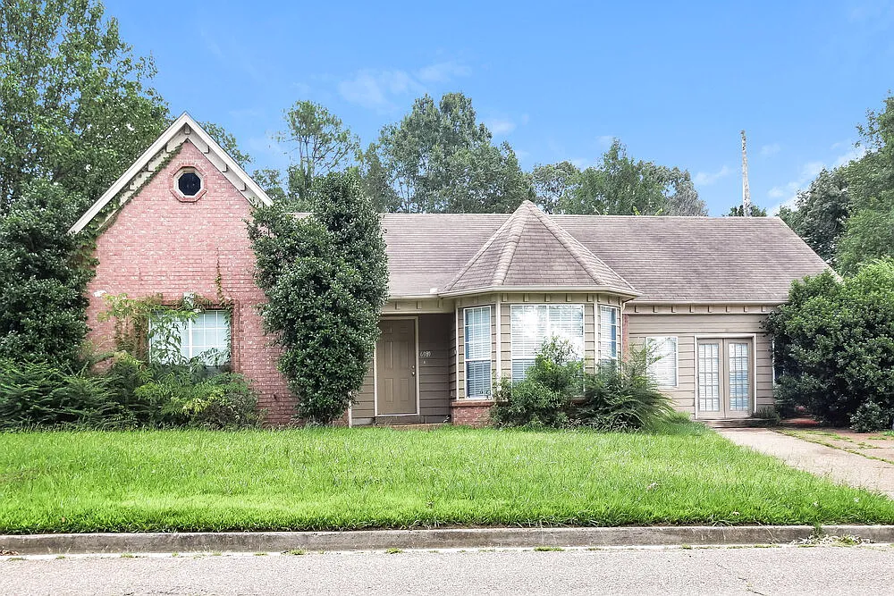 3 bed, 2.0 bath, 1808 sqft, $2,080 — Photo 1
