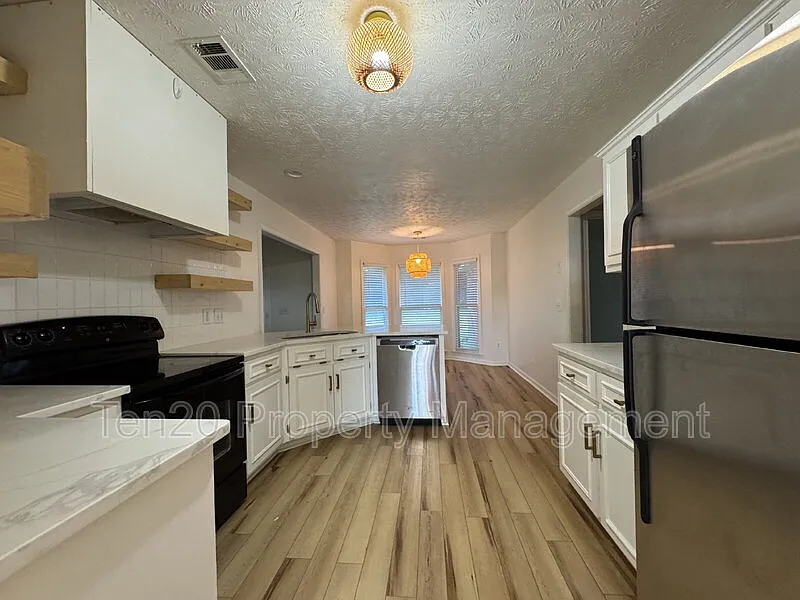 4 bed, 2.0 bath, 1995 sqft, $2,100 — Photo 4