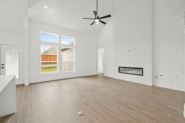 521 Silbury St — Photo 7