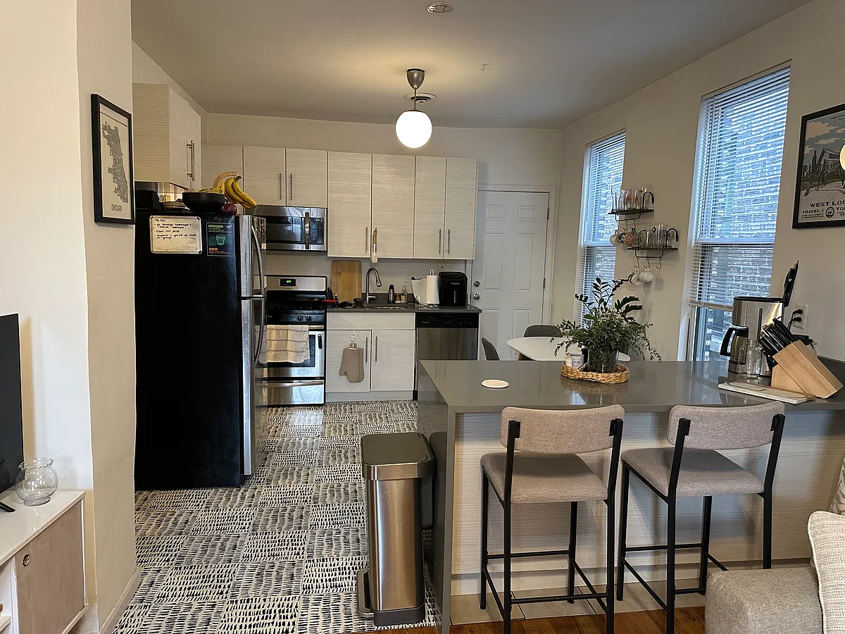 Building Photo - 1516 N Greenview Ave #2R