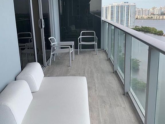 3rd image of 16385 Biscayne Blvd #2116