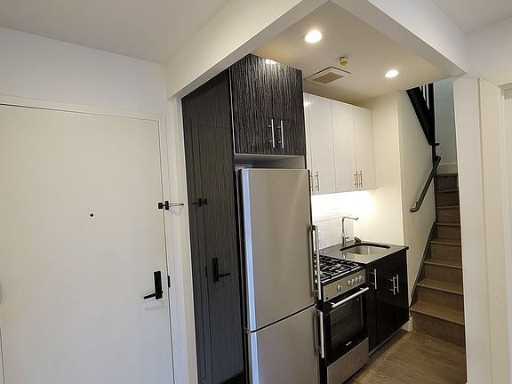4th image of 824 Saint Johns Pl #B4