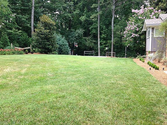 Large yd w/ lit sports pad