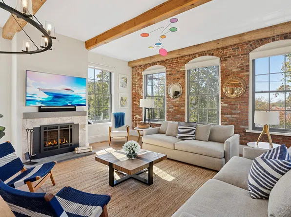 15 Church St #Penthouse 320, Sag Harbor, NY 11963