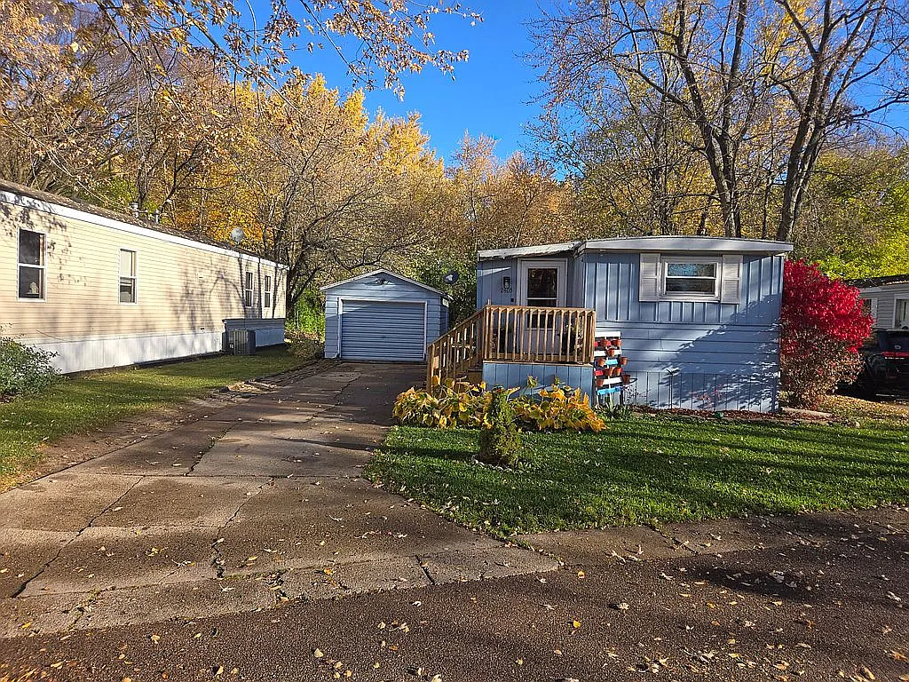 2405 Hawthorne Ln photo 1