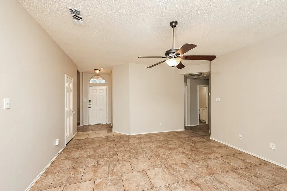 3 bed, 2.0 bath, 1388 sqft, $1,985 — Photo 4