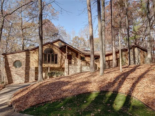 935 Pine Grove Pointe Dr, Roswell, GA 30075