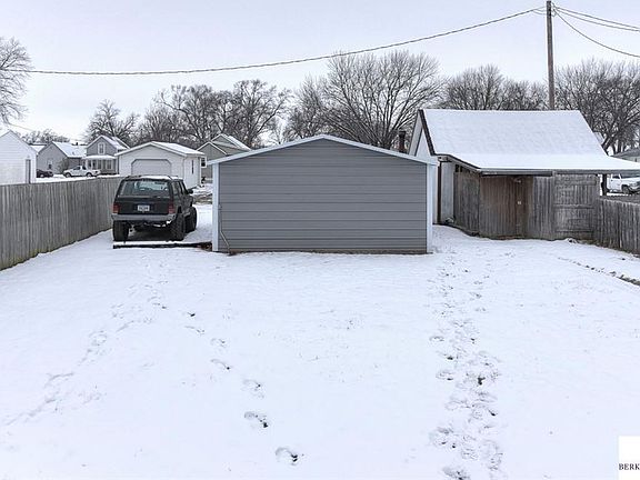 3rd image of 221 N 1st St