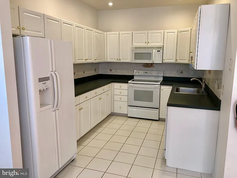 1081 Chanticleer — Photo 4