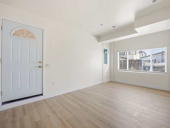 5th image of 4021 Lamont St #12