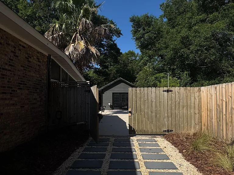 829 Weir St — Photo 5