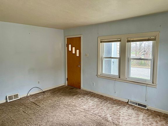 3rd image of 1631 Linden Ave