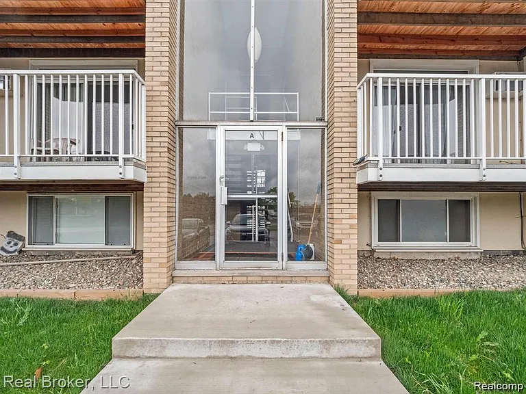4905 Crooks Rd #A5 — Photo 1